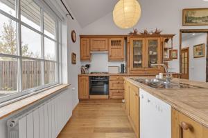 Η κουζίνα ή μικρή κουζίνα στο Charming villa with a hot tub, by the Golden Circle