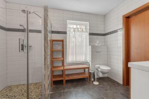 Ένα μπάνιο στο Charming villa with a hot tub, by the Golden Circle