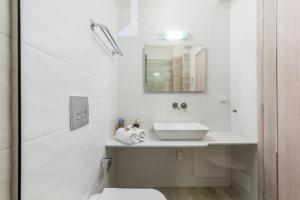 Ένα μπάνιο στο ELMARA Luxury Villa 1 - Next to the Beach +22 φωτογραφίες