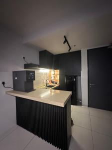 Kuchyň nebo kuchyňský kout v ubytování Gamuda Gardens Gamuda Luge Gaia Residences 2R1B