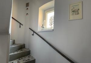 Garsonjera Zvezdara في بلغراد: درج في منزل مع نافذة +51 صورة