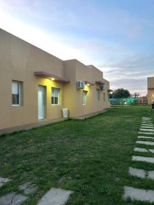 un edificio con un patio de césped delante de él en Complejo Namaste Apart, en Colón