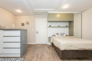 1 dormitorio pequeño con 1 cama y armario en Seu lar no coração de Curitiba, en Curitiba 24 fotos más