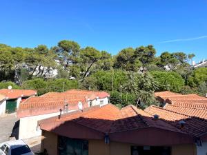 un groupe de toits avec des arbres en arrière-plan dans l'établissement Beachome4u6 - luxury apartment, à Carcavelos