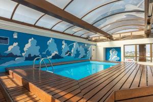 una piscina con paredes azules y techo en Seu lar no coração de Curitiba, en Curitiba