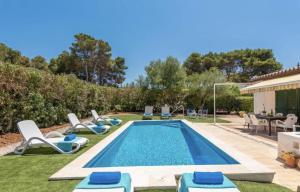 Πισίνα στο ή κοντά στο Menorca Chalet Rustic Sunny Retreat by the Sea
