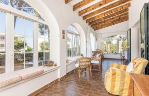 Χώρος καθιστικού στο Menorca Chalet Rustic Sunny Retreat by the Sea