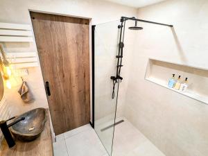 um chuveiro com porta de vidro em um banheiro em Ó 38 Luxe Loft em Budapeste mais 10 fotografias