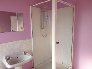 Ένα μπάνιο στο 5 Bed House - Sleeps 6 - Wifi - Parking