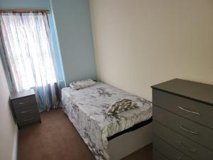 Ένα ή περισσότερα κρεβάτια σε δωμάτιο στο 5 Bed House - Sleeps 6 - Wifi - Parking