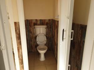 Ένα μπάνιο στο 5 Bed House - Sleeps 6 - Wifi - Parking +2 φωτογραφίες