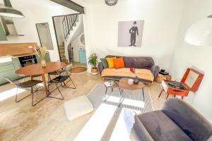 O zonă de relaxare la AC - Private Parking - Close to the ramparts +22 fotografii