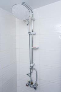 een douche met een douchekop in een badkamer bij Appartement 2pièces et terrasse in Abidjan