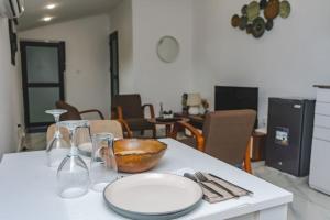 een tafel met een wit bord en een kom erop bij Appartement 2pièces et terrasse in Abidjan +17 foto's