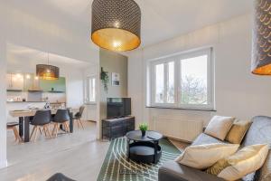 un soggiorno con un divano e un tavolo di sakura relax a Basse-Ham