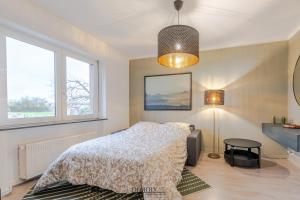 una camera con letto, lampada e finestre di sakura relax a Basse-Ham