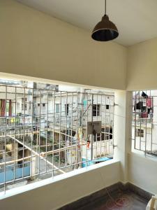 パトナーにあるAhana's Artistic Home Stayの窓2つが備わる客室で、建物の景色を望めます。