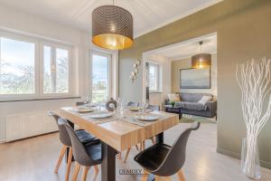 una sala da pranzo e un soggiorno con tavolo e sedie di sakura relax a Basse-Ham Altre 19 foto