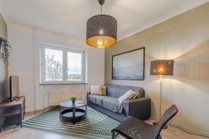 un soggiorno con un divano e un tavolo di sakura relax a Basse-Ham