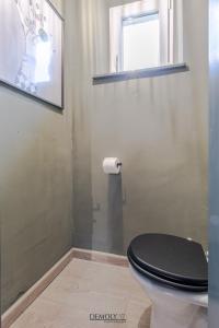 bagno con servizi igienici neri e finestra di sakura relax a Basse-Ham