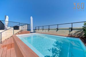 Bazén v ubytování A luxurious Palazzo in Valetta with private Pool by 360 Estates nebo v jeho okolí