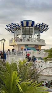 een ritje op een cruiseschip met mensen erop bij Casa Mar in Puerto Colombia