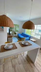een woonkamer met een tafel en een blauwe bank bij Casa Mar in Puerto Colombia
