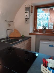 kuchnia ze zlewem i oknem w obiekcie Chalet Sweet Mountain w mieście Ponte di Legno +26 zdjęć