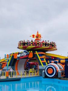 a group of people riding on a roller coaster at Pousada LUGAR - Quarto MAR familiar e tranquilo in Penha