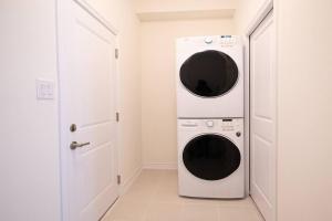 Foto dalla galleria di Spotless 5 bed and 4 bath with Wi-Fi and 1hr to Niagara a Hamilton