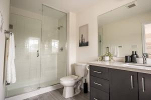 un bagno con doccia, WC e lavandino di Spotless 5 bed and 4 bath with Wi-Fi and 1hr to Niagara a Hamilton