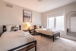 Letto o letti in una camera di Spotless 5 bed and 4 bath with Wi-Fi and 1hr to Niagara