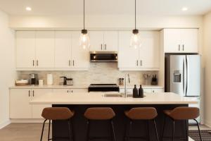 Cucina o angolo cottura di Spotless 5 bed and 4 bath with Wi-Fi and 1hr to Niagara