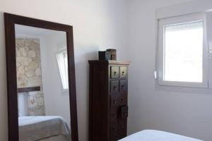 Ένα ή περισσότερα κρεβάτια σε δωμάτιο στο Paliouri Luxury villa with beautiful patio & sea view
