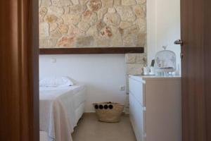Ένα ή περισσότερα κρεβάτια σε δωμάτιο στο Paliouri Luxury villa with beautiful patio & sea view