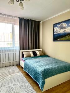 une chambre avec un lit et une fenêtre dans l'établissement Shymbulak Guest House, à Besqaynar