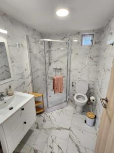 Kúpeľňa v ubytovaní Dunakavics Apartman