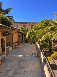 a patio outside of a house with palm trees at Villa vacances les 3 Restanques in Ollioules