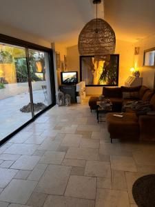a living room with a couch and a table at Villa vacances les 3 Restanques in Ollioules