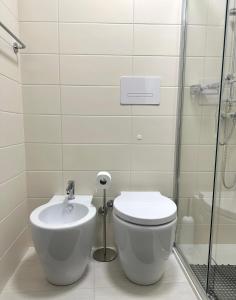 ブロンテにあるLazzaroのトイレ、洗面台、シャワー付きのバスルーム