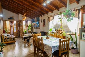埃尔卡拉法特Cabaña Onty的餐厅里有一张桌子和几把椅子