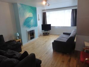 TV a/nebo společenská místnost v ubytování Island View - 3 Bedroom Holiday Cottage - 40m to Porthgwidden Beach - Sleeps 7 - inc FREE Parking