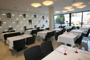 Reštaurácia alebo iné gastronomické zariadenie v ubytovaní Hotel Cardenal