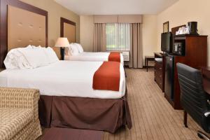 Una habitación de hotel con dos camas y un televisor. en Holiday Inn Express Portland South - Lake Oswego by IHG, en Lake Oswego