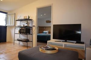 Μια τηλεόραση ή/και κέντρο ψυχαγωγίας στο Vila Pilar Mar - Rural Apartment in the Countryside of São Miguel