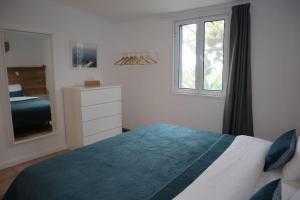 Ένα ή περισσότερα κρεβάτια σε δωμάτιο στο Vila Pilar Mar - Rural Apartment in the Countryside of São Miguel