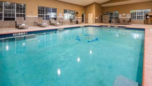 a large swimming pool in a hotel room at Best Western Plus Cutting Horse Inn & Suites in Weatherford