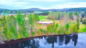 Exclusive Waterfront Cottage في Combermere: اطلالة جوية على بيت في جزيرة في بحيرة