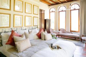 Ένα ή περισσότερα κρεβάτια σε δωμάτιο στο Manor House at La Roche Estate - Franschhoek