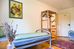 a room with a bed with a vase of flowers at Gasthaus Benke, Fachwerkhaus in Westfalen in Datteln